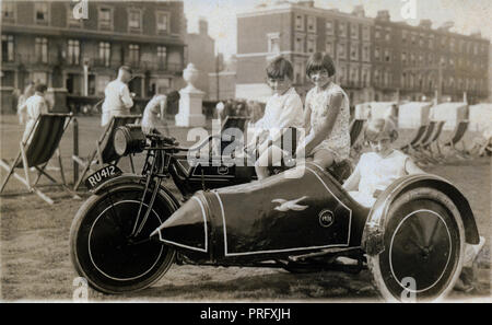 Drei Kinder posieren für ein Foto auf einem 1930er JAP besondere Motorrad & Seitenwagen Kombination an der Küste in den 1930er Jahren Stockfoto