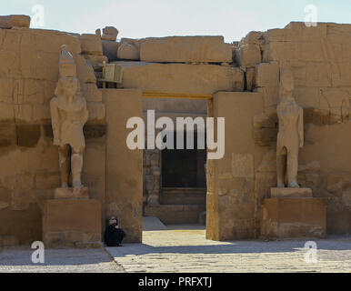 Eine ägyptische Führer außerhalb der Karnak Tempel Komplex, auch als der Tempel von Karnak, in Theben, Luxor, Ägypten bekannt Stockfoto