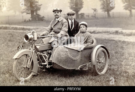 Familie auf einem 1912/14 Perry Vale JAP engined V-Twin Motorrad und Korbwaren seitenwagen Kombination im Land ca. 1912/14 Stockfoto
