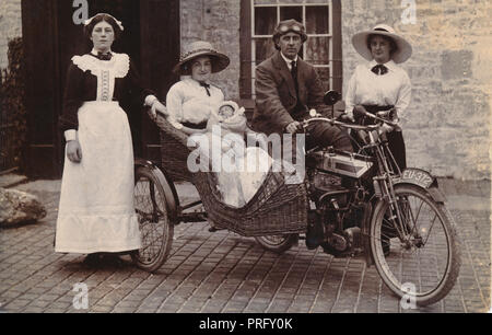 Familie auf einem 1910 Victoria Motorrad & wicker Seitenwagen Kombination mit Maid neben Seitenwagen um 1910 Stockfoto