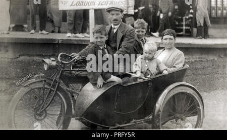 Familie von fünf auf einem 1917/18 Indian Powerplus Motorrad & Seitenwagen Kombination ca. 1918 Stockfoto