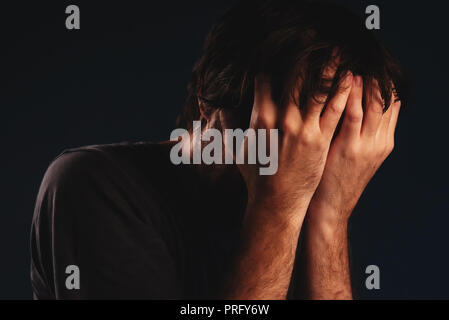 Weint in Verzweiflung, Hände, Gesicht, Portrait Stockfoto