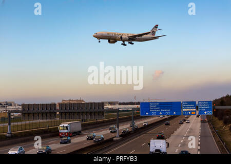 Flughafen Frankfurt, Deutschland, 16. Februar - 2018, Boeing 777 Flugzeug von Etihad Airways fliegt über die deutsche Autobahn Autobahn A5 am Frankfurter Kreuz wh Stockfoto