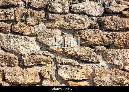 , die graue Musterfarbe modernes Design dekorative geknackt echtem Stein Wandfläche mit Zement Stockfoto