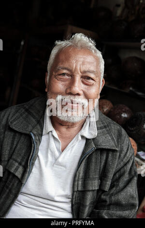Portrait von balinesischen Schnitzer im Shop in Bali, Indonesien Stockfoto