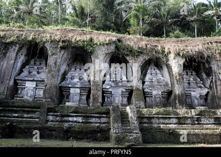 Felsanlage mit Felswand im Gunung Kawi Tempel in Tampaksiring, Bali Stockfoto