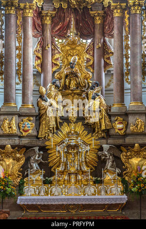 Der Altar in St. Peter's Kirche, eine Römisch-katholische Kirche in der Innenstadt von München. Stockfoto