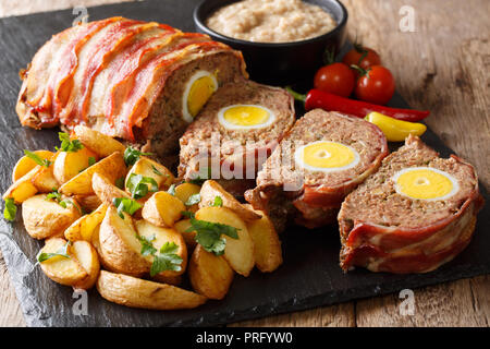 Deutsche Hackbraten oder Falscher Hase (Hackbraten) ist ein traditionelles Schweinefleisch und Rindfleisch meat loaf mit gekochten Eiern gebunden, eine echte herzhafte Speisen close-up auf Stockfoto