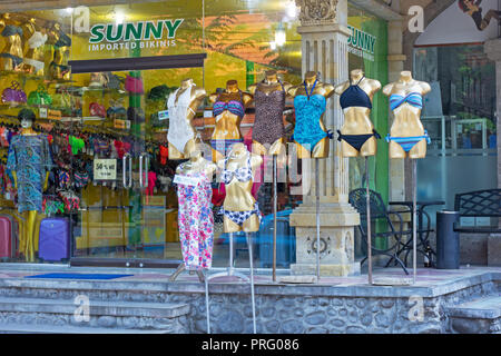 Kuta, Indonesien - 14. September 2018: Bikini für Verkauf im Legian Kuta, Legian ist berühmt unter Touristen für Disco und Unterhaltung in Bali. Stockfoto