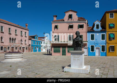 Piazza Baldassare Galuppi auf der Insel Burano in der Lagune von Venedig in der Nähe von Venedig, Italien. Stockfoto