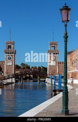 Eingang zu den Venezianischen Arsenals, den Komplex der ehemaligen Werften und Waffenkammern zusammen in der Stadt Venedig in Norditalien Stockfoto