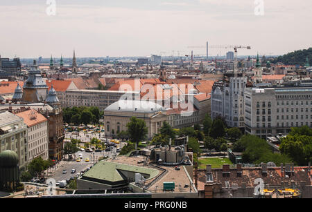 Deák-Platz von oben, das Stadtzentrum von Budapest, Ungarn. Dachterrasse mit Blick vom Turm der St. Stephen's Basilica. Stockfoto