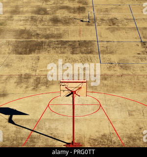 Luftaufnahme von leeren Baskettballplatz draußen an einem heißen Sommertag Stockfoto