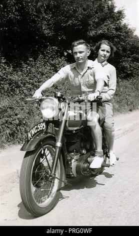 Junger Mann & Frau auf einem 1952 BSA B31 350 ccm ohv Motorrad ca. 1952 Stockfoto