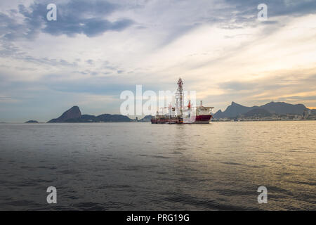 Bohrschiff an der Guanabara Bucht mit Zuckerhut und Corcovado auf Hintergrund - Rio de Janeiro, Brasilien Stockfoto