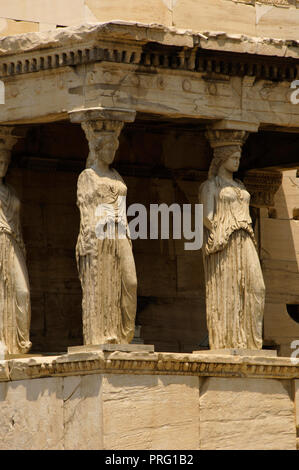 Griechenland. Athen. Akropolis. Erechtheion. Ionischer Tempel, der 421 v. Chr. erbaut wurde durch die Athener Architekten Mnesicles (Pericles Alter). Kariatides (Portal der Karyatiden). Architektonisches detail. Stockfoto