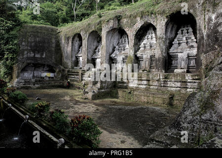 Felsanlage mit Felswand im Gunung Kawi Tempel in Tampaksiring, Bali Stockfoto