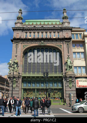 Die prächtige Fassade eines der vielen Gebäude am Newskij Prospekt, die Hauptstraße in St. Petersburg, Russland. Stockfoto