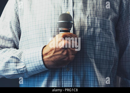 Öffentliche Lautsprecher, Mikrofon, Low Key mit selektiven Fokus Stockfoto