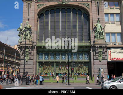 Die prächtige Fassade eines der vielen Gebäude am Newskij Prospekt, die Hauptstraße in St. Petersburg, Russland. Stockfoto