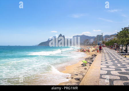 Strand von Ipanema und zwei Brüder (Dois Irmaos) Berg - Rio de Janeiro, Brasilien Stockfoto