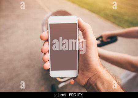 Telefon ist interessanter als Baby im Kinderwagen, smart phone mit leeren Mock up Bildschirm in männlicher Hand Stockfoto