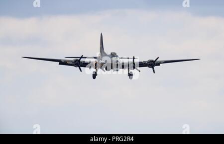 Boeing B-17 G Flying Fortress, die Ally B "Fliegen am IWM Duxford Schlacht von Großbritannien Airshow am 23. September 2018 Stockfoto