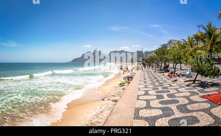 Strand von Ipanema und zwei Brüder (Dois Irmaos) Berg - Rio de Janeiro, Brasilien Stockfoto