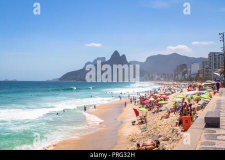 Strand von Ipanema und zwei Brüder (Dois Irmaos) Berg - Rio de Janeiro, Brasilien Stockfoto