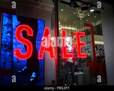 Leuchtet rot Verkauf Zeichen im shop Fenster Stockfoto