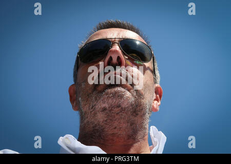 Portrait von im mittleren Alter, der Mann mit der Sonnenbrille und der Arbeitsscheinwerfer zur Kontrolle der Schnitthöhe Stockfoto