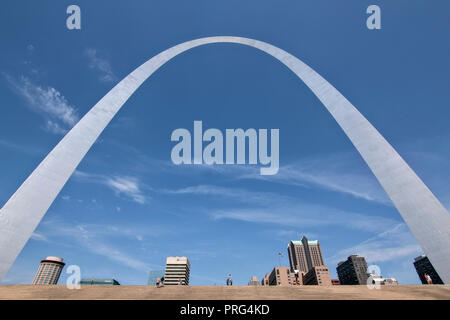 Das Wahrzeichen Gateway Arch, dem Tor zum Westen, in der Innenstadt von St. Louis, Missouri, USA Stockfoto