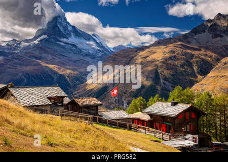 Schweizer Alpen. Landschaft Bild der Schweizer Alpen mit Blick auf das Matterhorn im Herbst morgen. Stockfoto