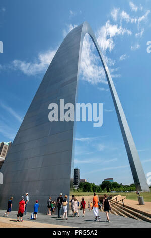 Das Wahrzeichen Gateway Arch, dem Tor zum Westen, in der Innenstadt von St. Louis, Missouri, USA Stockfoto