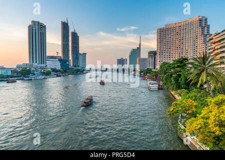 BANGKOK, THAILAND - März 20, 2018: Chaopraya River ist der größte Fluss in Thailand. Es fließt durch Bangkok und dann in den Golf von Thailand. Stockfoto