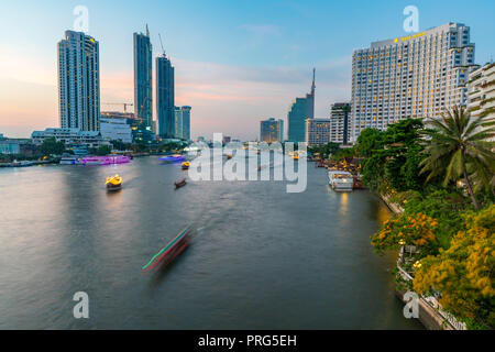 BANGKOK, THAILAND - März 20, 2018: Chaopraya River ist der größte Fluss in Thailand. Es fließt durch Bangkok und dann in den Golf von Thailand. Stockfoto