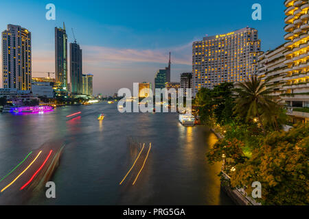 BANGKOK, THAILAND - März 20, 2018: Chaopraya River ist der größte Fluss in Thailand. Es fließt durch Bangkok und dann in den Golf von Thailand. Stockfoto