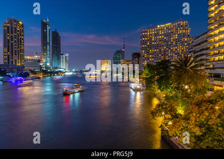 BANGKOK, THAILAND - März 20, 2018: Chaopraya River ist der größte Fluss in Thailand. Es fließt durch Bangkok und dann in den Golf von Thailand. Stockfoto