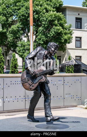 Statue von Rock und Roll Legende Chuck Berry auf Delmar Boulevard, Delmar Loop, St. Louis, Missouri, USA Stockfoto