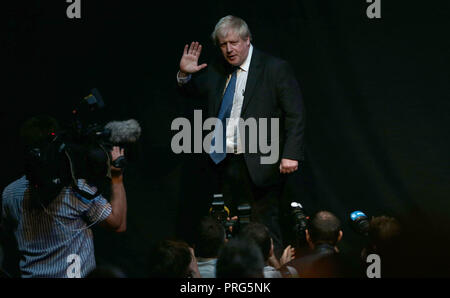 Boris Johnson verlässt die Bühne nach seiner Rede an eine Franse Veranstaltung in der Konservativen Partei jährliche Konferenz an der International Convention Centre, Birmingham. Stockfoto