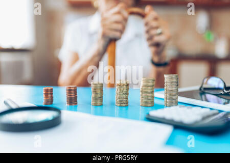 Ältere Frau zu Hause Kontrolle ihrer Finanzen und invenstments Stockfoto