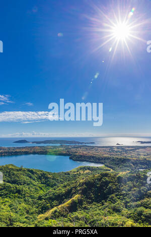 Der heilige See und das Meer, Blick auf Mont Passot, der höchste Punkt auf der Insel Nosy Be, Norden von Madagaskar Stockfoto