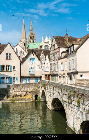 Anzeigen von Chartres über dem Fluss Eure. Frankreich Stockfoto