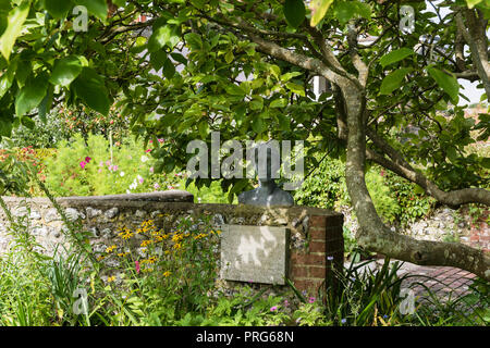 Gedenktafel und Büste von Virginia Wolfe unter Baum Stockfoto