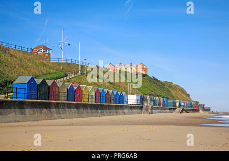 Eine Reihe von Strand Hütten entlang der Promenade an der North Norfolk Dorf Mundesley-on-Sea, Norfolk, England, Vereinigtes Königreich, Europa. Stockfoto