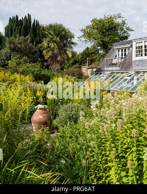 Terrakotta Urne im Cottage Garten, einst die Heimat von Virgina Wolfe Stockfoto