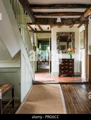 Holz- Brust und Spiegel im Cottage Eingang, einst die Heimat von Virgina Wolfe Stockfoto