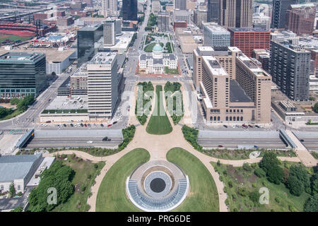 Blick auf die Innenstadt von der Sehenswürdigkeit Gateway Arch mit dem alten Gerichtsgebäude und Busch Stadium, St. Louis, Missouri, USA. Stockfoto