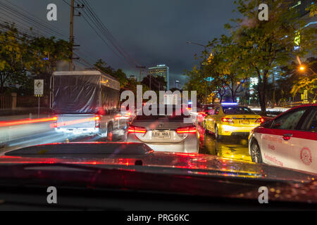 BANGKOK, THAILAND - März 27, 2018: Ein starker Verkehr Stau in Bangkok auf dem regnerischen Abend. Stockfoto