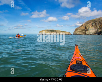 Kajakfahren auf dem Meer in Richtung South Stack auf der heiligen Insel Anglesey, Nordwales Stockfoto